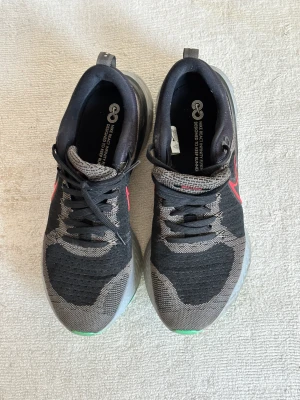 Nike Inifinty Run React 2 - Snygga och otroligt sköna löparskor/sneakers. Strl 45,5, men små (45) i storleken. Cond: 7/10