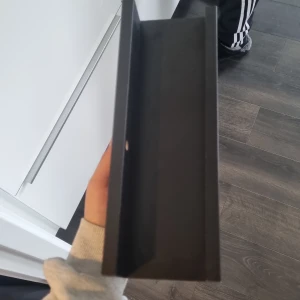 Svart hylla - En textilig svart hylla! Säljer då den har varit förvarad och i te till användning 🤍 köparen står för frakt! Men idag 8/4 halva priset på frakten🐣