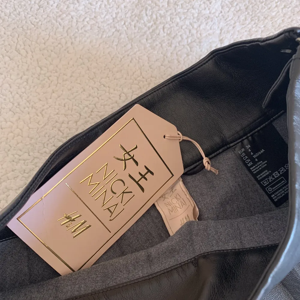 H&M’s gamla merge/kollektion med Nicki Minaj. Svart veckad/plisserad konstläderkjol. Material: 51% viscose och 49% polyester. Utan anmärkning, men är lite skrynklig då den legat vikt i garderoben. 🌻. Kjolar.