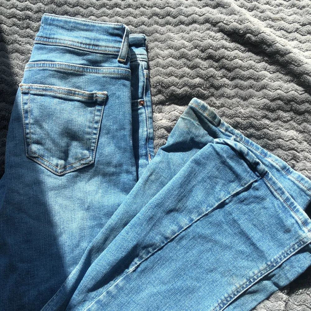 Så snygga lågmidjade bootcut jeans i storlek 36 ifrån pill&bear! Super fint skick 🥰🥰. Jeans & Byxor.