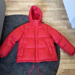 Röd H&M vinterjacka - Säljer denna röda vinterjackan från H&M, endast använd en vinter. Säljer då jag inte får användning för den längre. Storlek Xs