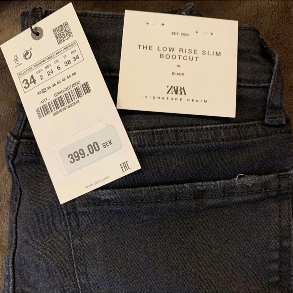 Slutsålda lågmidjade jeans ifrån zara i strl 34🤍. Jeans & Byxor.
