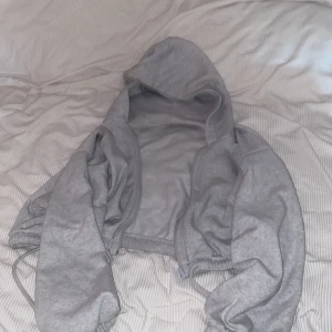 Huv tröja - Jätte fin att sätt på sig när det blir lite kallt på sommaren🫶🏻 knappt använd💕