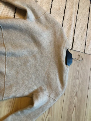 Filippa k stickad tröja  -  Jag säljer en jättefin stickad tröja som tyvärr inte kommit till användning ❤️