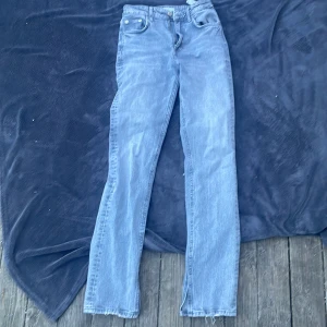 Jeans - Säljer mina jätte fina zara jeans som inte är använda jätte bra kvalite jeansen är bootcut med slits där nere 