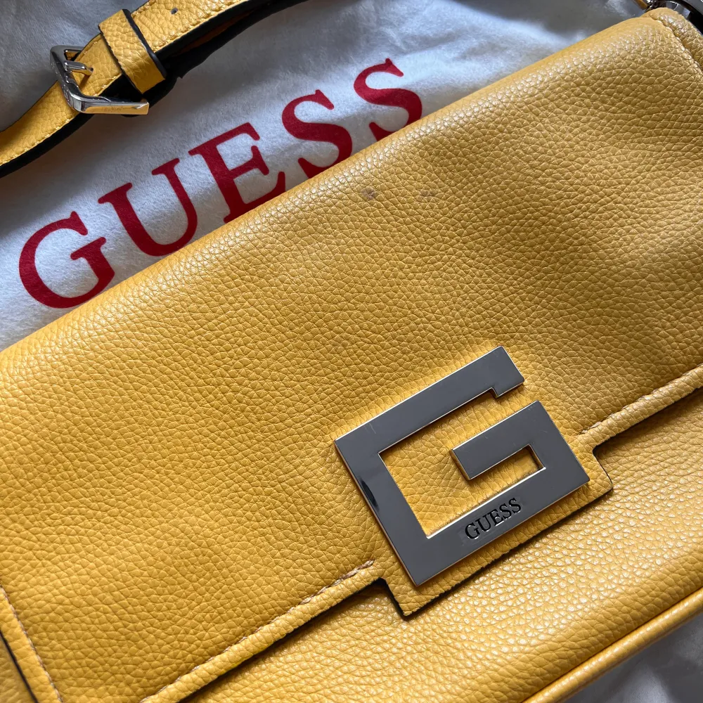 Säljer min väska från Guess, inköpt på Accent för 1400kr, säljes för 800kr. Axelbandsrem och längre rem medföljer. . Laukut & Käsilaukut.