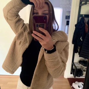 Vårjacka  - Hej säljer min vår jacka som inte kommer till användning.☺️ 