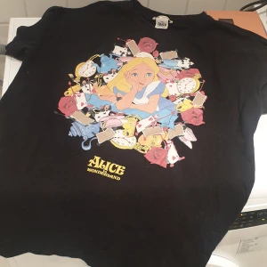 Disney linne  - Nattlinne eller vanlig t shirt i disney tema ( alice I underlandet ) från zara storlek medium
