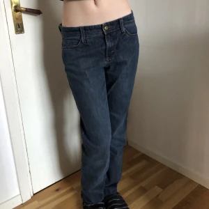 Lågmidjade Jeans - Perfekta lågmidjade byxor ifrån Mac Jeans😍Passar någon med storlek 34-36💞Köpta från sellpy, använda fåtal gånger och säljer då jag inte fått användning för dem på senaste. 