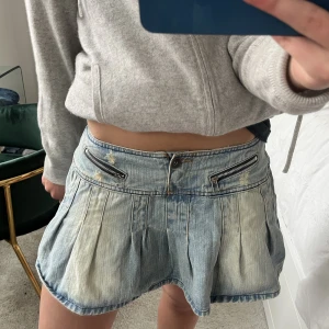 Jeans kjol!  - Snygg jeans kjol! Lågmidjad och as najs!  MIDJEMÅTT:80cm