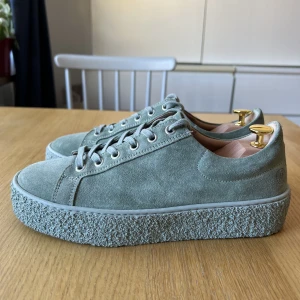 Sneaky Steve - Platform sneakers - Märke: Sneaky Steve. Vad: Platform sneakers i grön mocka.  Storlek: 40. Modell: Sidder W Suede Lt Green. Nypris: 1199kr. Skick: Endast använda 1 gång, säljes i väldigt fint skick.