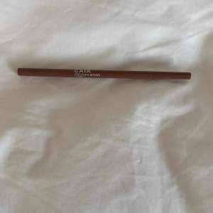 Caia brow pencil i färgen taupe. Använd en gång. 