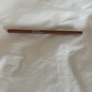 Caia  - Caia brow pencil i färgen taupe. Använd en gång. 