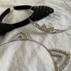 Diverse håraccessoarer / Diadem - Två st diadem med kattöron samt en tiara. Alla är i fint skick! Knappt använda. Alla för 40 kr!