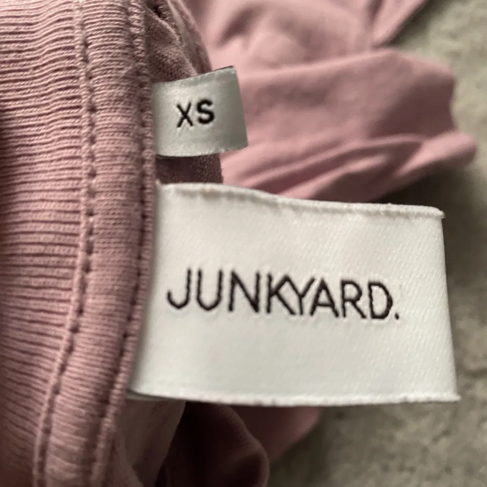En oversized t-shirt från Junkyard, använt 1 gång så den e som ny, finns inga skador. Skriv om ni har frågor och pris kan diskuteras :). T-shirts.