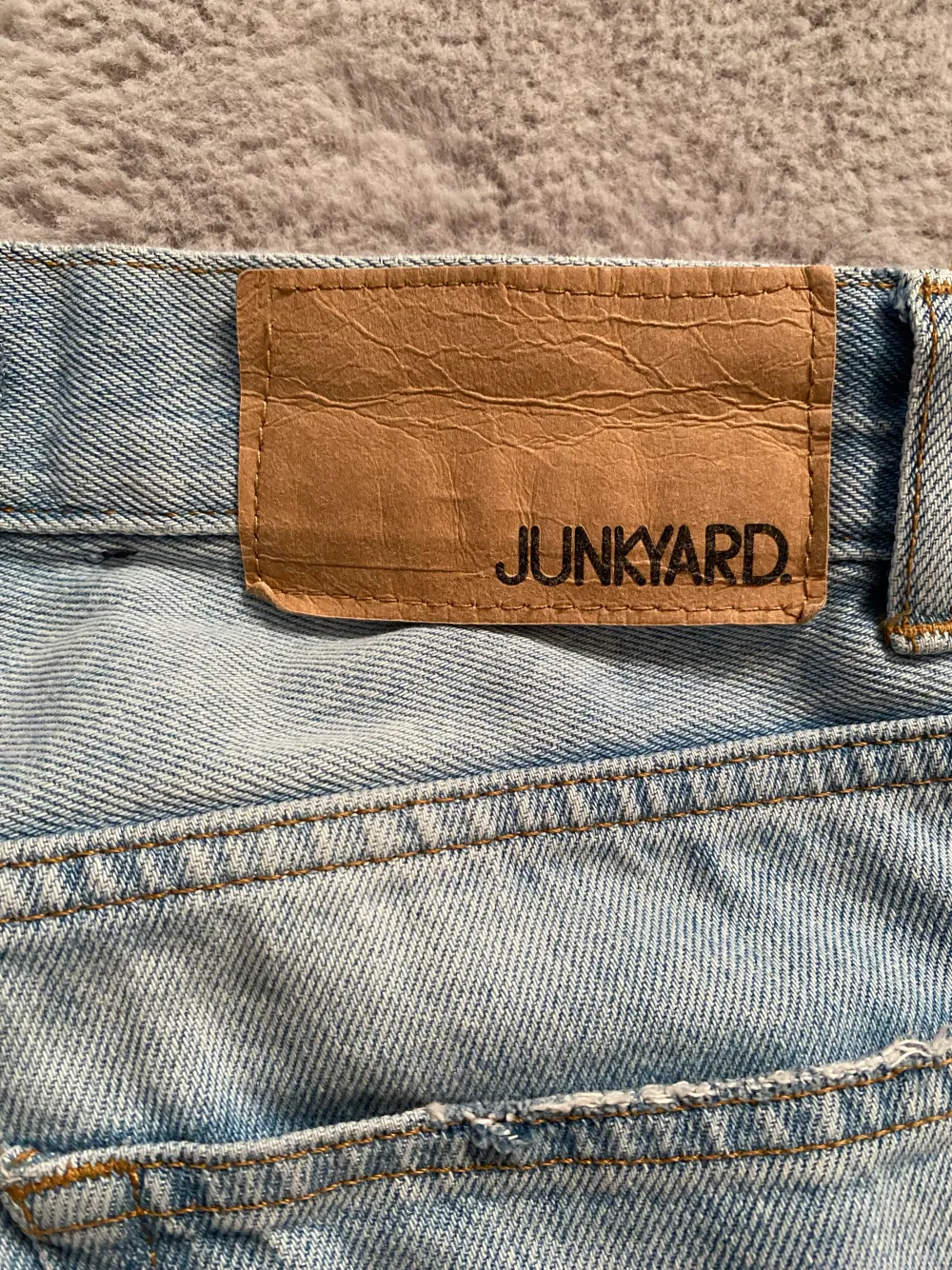 Blåa fina jeans från Junkyard. Säljer dem för att jag inte gillar dem längre. Finns inga hål osv dom är i bra skick och dom är använd ett par ggr. Skriv om ni har några frågor och pris kan diskuteras :). Jeans & Byxor.