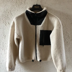 Teddyjacka - Teddyjacka inköpt på Gina Young!  Fint skick!  