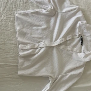 Vit långärmad tröja - Aldrig använd. 50kr🌸 