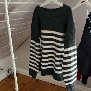 stickad tröja  - stickad tröja strl S, pris kan diskuteras