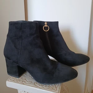 Svarta stövletter - Svarta boots i mockaimitation. Är i storlek 41 men passade mig som vanligtvis har 40. I fint skick.