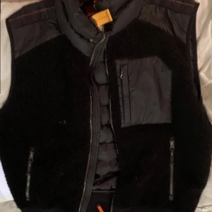 Parajumpers väst - Skick skulle jag säga 10/10 men eftersom den är använd så blir det väll 9/10, nypris 3,8. Kvitto och extra knappar och taggar finns. Köpt på johnells 