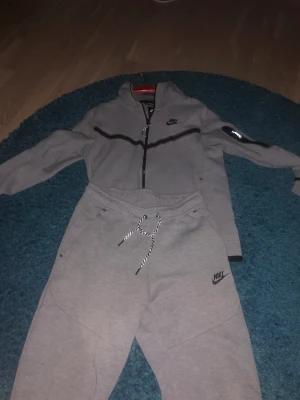 Nike tech ställ - Riktigt fett Nike tech ställ bra skick 8/10 storlek s