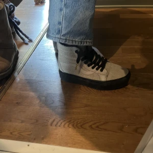 Vans sneakers i mocka  - Säljer dessa knappt använda skor från Vans i hög modell. Är gjorda i mocka och grövre matetial, vilket gör de en skön och stabil sko😊 