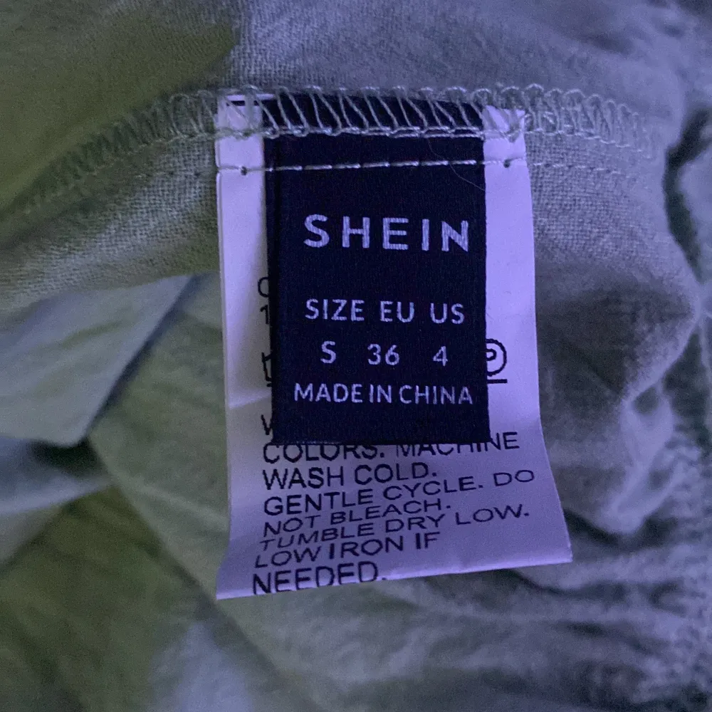 En grön somrig klänning från Shein som är använd Max 1 gång💚Och är väldigt sann i storleken👍 Nypris är 140kr. Klänningar.