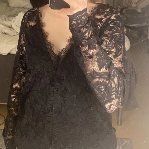 Svart blus - Svart spets blus, vet inte riktigt vart den är ifrån tror dock den är i storlek S/Med 