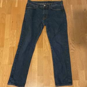 H&M jeans 34/32. Ungefär 173-178. Skick 9/10. Litet slitage. 