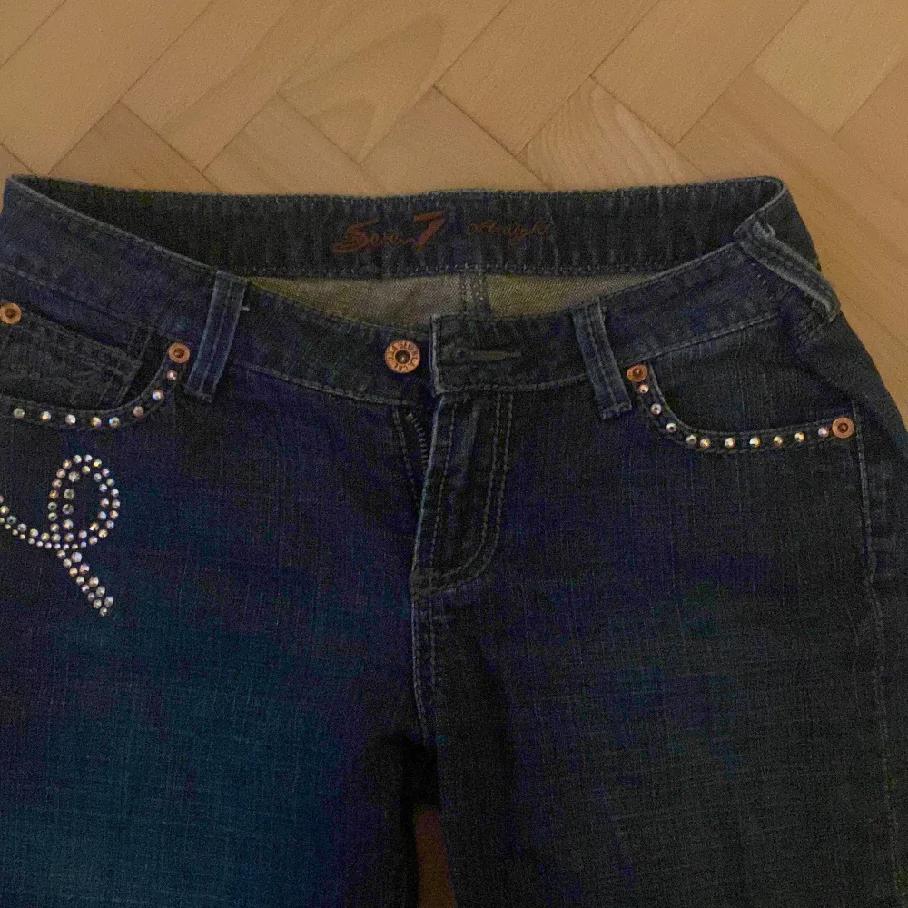 Lågmidjade jeans. Säljer då jag inte använder längre. Skriv om du har frågor eller ett pris🥰🌟. Farkut & Housut.