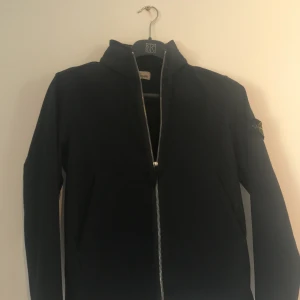 Stone island vårjacka  - En stone island vårjacka köpt på NK i Stockholm för 3195kr. Inga fläckar eller skador, säljs pga liten för mig.