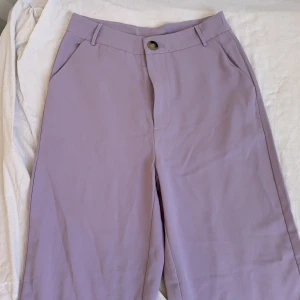 lila kostym byxor  - säljer nu mina lila kostym byxor då de inte kommer till användning. Prövat fåtal gånger men inget som passade mig. 