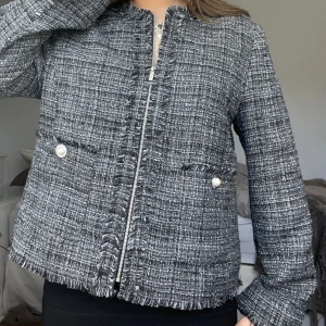 Sommar jacka  - Jätte snygg sommar/vår jacka aldrig använd storlek S säljer för 600kr