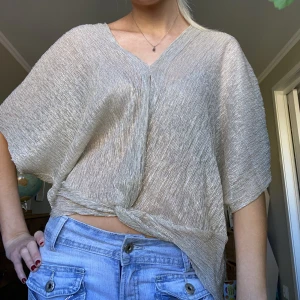 Cool top/blus - Så cool silvrig topp/blus passar perfekt till fest, middag och sommar🙌🏿köp ej frakt via appen!!💞