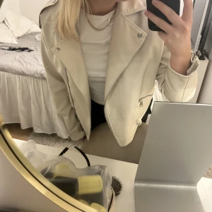 Skinnjacka - Beige skinnjacka från Nelly i bra skick men som inte kommer till användning. 