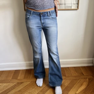 Jeans!  - Snygga basic jeans! Osäker om det är en defekt eller om dom Ska vara så men det är en slitning vid rumpan se bild 3❤️