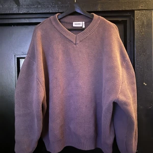 Stickad tröja - Stickad tröja/crewneck från weekday. Bra skick ej mycket använd