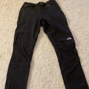Vandringsbyxor från The North Face! - Vandringsbyxor från The North Face i storlek xs dam. Använda några gånger men i fint skick, inga defekter  Vindtäta och vattentåliga  Superfin kvalitet  Nypris ca 1600kr