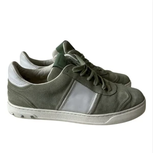 Valentino Fly Crew - super fina valentino Fly crew!    Dom är ljusgröna i verkligheten men ser mörka ut på bilderna! Perfekta vår skor Skriv för fler bilder Kan tänka mig gå ner i pris