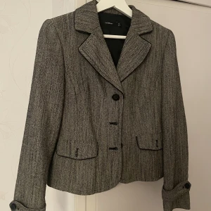 Grå Kavaj - Söt grå kavaj från märket InWear🫶skriv vid frågor!