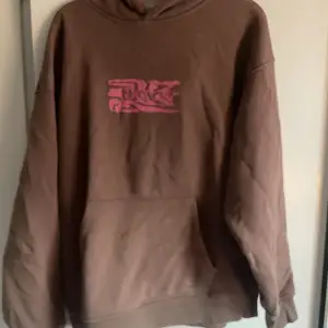 Säljer denna bruna hoodien med rosa detaljer från pull&bear pga att jag knappt använt den. 