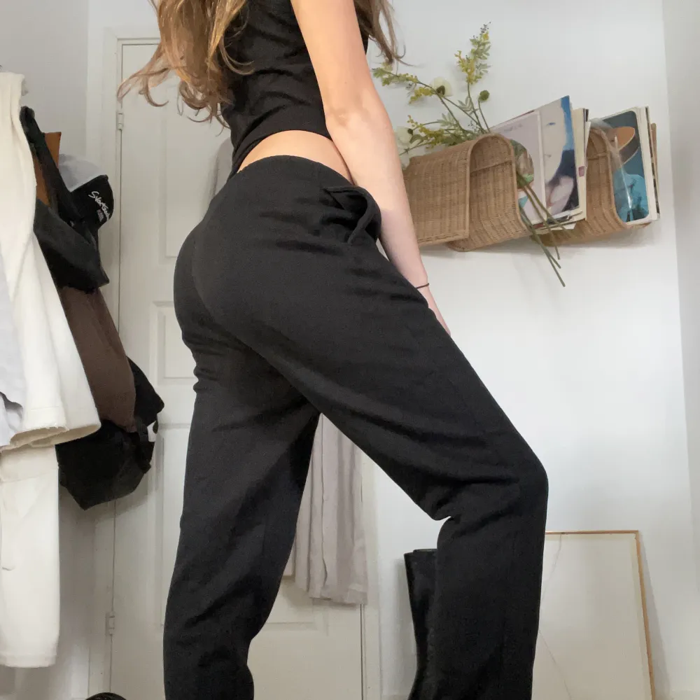 Ett par jättesköna svarta mjukisbyxor från Nelly! Knappt använda i storlek S🖤 går att ha dem både som low- och high waisted<3. Jeans & Byxor.