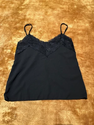 Fint linne - Linne i bra skick. Vet ej vart den är ifrån eller vad de är för storlek. Passar xs/s 