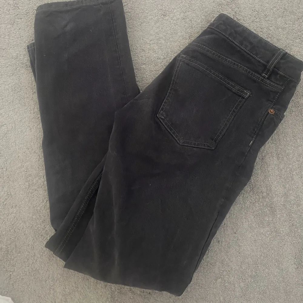 Svart/gråa jeans från zara som är tvättade till en mörkare nyans . Jeans & Byxor.