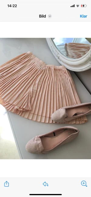 Byxkjol - Byxkjol i aprikos färg , material är jätte mjuk och lätt faller .har en sida gulff .storlek 36 och köpt från Monki  .länd på byxkjolen är 38cm och bred i på midjan är 36cm