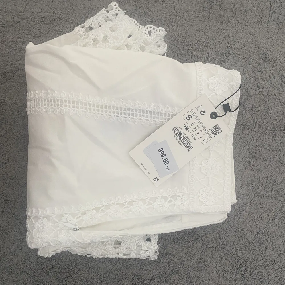 Vita spetsshorts från Zara, aldrig använda med prislapp kvar. . Shorts.