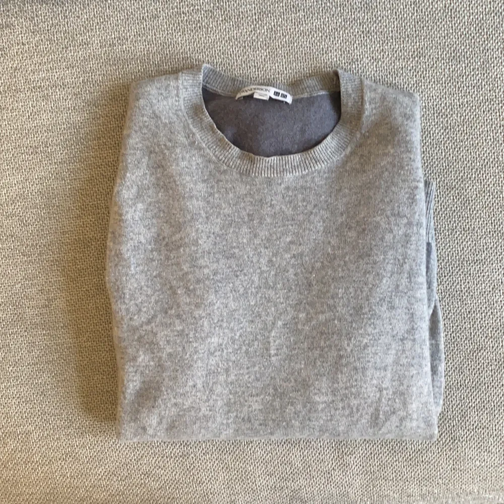 En enkel och grå kashmir tröja från en collab mellan uniqlo och jWanderson. Unik och cool samt sparsamt använd. Sitter som en S.. Tröjor & Koftor.