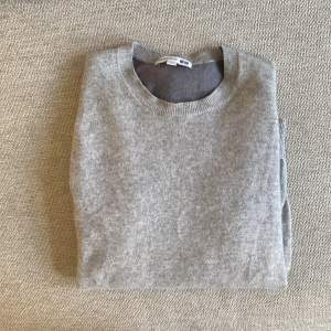 En enkel och grå kashmir tröja från en collab mellan uniqlo och jWanderson. Unik och cool samt sparsamt använd. Sitter som en S.