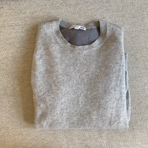 Kashmir tröja - En enkel och grå kashmir tröja från en collab mellan uniqlo och jWanderson. Unik och cool samt sparsamt använd. Sitter som en S.